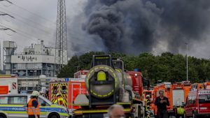 دخان يتصاعد من موقع انفجار في مجمع كيمبارك للكيماويات بمدينة ليفركوزن غرب ألمانيا