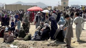 حشود من الأفغان في محيط مطار كابل