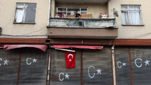 منزل للاجئين سوريين في حي ألتينداغ بالعاصمة التركية أنقرة بعد تعرضه لهجوم من قبل عنصريين.
