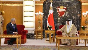 العاهل البحريني، الملك حمد بن عيسى آل خليفة، يستقبل وزير الخارجية الإسرائيلي، يائير لابيد.