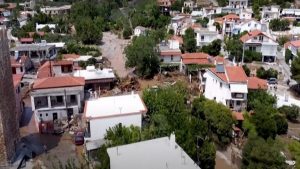 "أثينا" تضرب جزيرة يونانية اجتاحتها حرائق غابات قبل أسابيع 