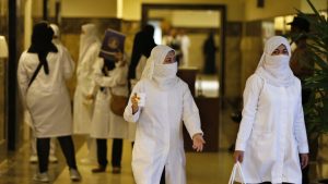 استشاري سعودي يحذر من ظاهرة "ملجأ الفيروس" 