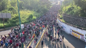 طوفان من المهاجرين المكسيك يجرف حشود الشرطة ويزحف باتجاه الولايات المتحدة 