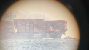 حريق على متن سفينة تنقل حاويات مواد كيميائية خطيرة