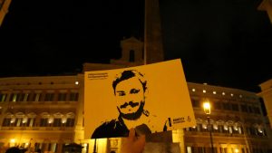 شخص يمسك صورة لجوليو ريجيني خلال وقفة جرت في روما يوم 25 يناير 2017
