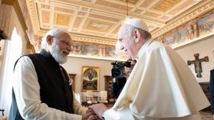 البابا فرانسيس يلتقي رئيس الوزراء الهندي مودي في الفاتيكان